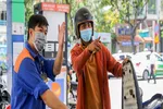 Giá xăng dầu giảm giữa lúc nhu cầu tiêu thụ ở mức rất thấp vì người dân, doanh nghiệp phải thực hiện giãn cách xã hội.