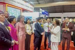 Các đại biểu tham quan gian hàng tại triển lãm 