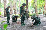 Lực lượng công binh thực hiện nhiệm vụ rà phá vật liệu nổ tại Công viên Lê Thị Riêng. Ảnh: MẠNH THẮNG