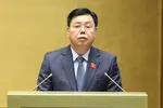 Bộ trưởng Bộ Nội vụ Nguyễn Tiến Hải trình bày tờ trình về dự án Luật sửa đổi, bổ sung một số điều của Luật Bảo hiểm xã hội, sáng 21-10. Ảnh: QUANG PHÚC
