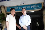 Phó Bí thư Thành ủy TPHCM Đặng Minh Thông khảo sát thực tế hiện trạng chung cư cũ. Ảnh: THANH HIỀN