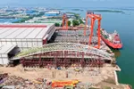Khối vòm thép cầu đi bộ đã thử tải thành công và sẵn sàng lai dắt về sông Sài Gòn.