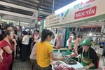 Người tiêu dùng mua thịt heo "tick xanh trách nhiệm" tại chợ Tân Mỹ, sáng 9-6