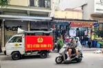 Lực lượng chức năng phường Hoàn Kiếm (Hà Nội) kiểm tra các hộ kinh doanh tái lấn chiếm vỉa hè
