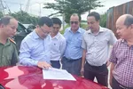Đồng chí Dương Ngọc Châu, Bí thư Đảng ủy, Chủ tịch HĐND phường Tân Phước, dẫn đầu đoàn công tác khảo sát thực tế. Ảnh: THÀNH HUY