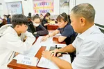 Tư vấn chọn tổ hợp môn học cho học sinh lớp 10 tại Trường THPT Ernst Thälmann, phường Bến Thành, TPHCM (ẢNH: THU TÂM)