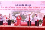 Đại biểu thực hiện nghi thức động thổ công trình
