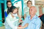 Đội chăm sóc sức khỏe liên tục gắn với địa bàn dân cư trên địa bàn xã Đất Đỏ thăm khám cho người dân
