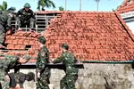 Lực lượng vũ trang giúp dân khắc phục hậu quả bão số 13