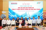 Đại diện Báo Sài Gòn Giải Phóng và Công ty TNHH Truyền thông và Giáo dục TPHCM cùng các đại biểu tại lễ ký kết thỏa thuận hợp tác, ngày 8-9. Ảnh: HOÀNG HÙNG