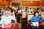 Các đại biểu biểu quyết thông qua nghị quyết tại kỳ họp