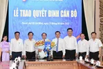 PCT UBND TPHCM Bùi Xuân Cường (thứ 4 từ trái qua) chúc mừng tân PCT huyện Bình Chánh Huỳnh Cao Cường