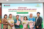 Đại diện chủ đầu tư trao sổ hồng cho cư dân xanh Diamond Lotus Riverside