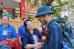 Bà Trần Kim Yến, Chủ tịch Ủy ban MTTQ TPHCM động viên tân binh lên đường nhập ngũ