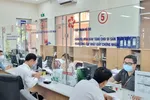 Người dân làm thủ tục đăng ký đất đai tại CN quận Tân Phú