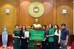 Đại diện Manulife Việt Nam trao số tiền quyên góp đến Mặt trận Tổ quốc Việt Nam. Ảnh: Hoàng Hà 