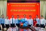 Chủ tịch UBND TPHCM Phan Văn Mãi (thứ 4 từ trái qua) và Chủ tịch UBND quận 12 Nguyễn Văn Đức (thứ 5 từ trái sang) tại lễ trao quyết định
