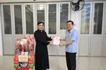 Ông Nguyễn Toàn Thắng trao GCN cho Linh mục Nguyễn Tiến Hùng