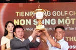 Tổng Biên tập báo Tiền Phong Phùng Công Sưởng trao giải Best Gross cho golfer Tăng Thành Trung (HDC 5) với thành tích 74 gậy.