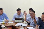 Ông Nguyễn Toàn Thắng (bìa trái) lắng nghe các doanh nghiệp trình bày tại buổi làm việc chiều 18.9