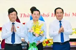 Chủ tịch HĐND Võ Văn Minh (trái) và Chủ tịch UBND Nguyễn Văn Được chúc mừng Giám đốc Sở NN-MT Nguyễn Toàn Thắng được bầu Ủy viên UBND TPHCM Ảnh: Việt Dũng