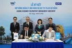 Đại diện lãnh đạo 2 bên thực hiện nghi thức ký kết hợp tác quản lý vận hành dự án TTC Plaza Đà Nẵng 