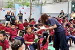 Nhân viên Manulife dạy kỹ năng cho học sinh trường tình thương Đa Minh (Thủ Đức)
