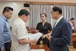 Giám đốc Sở NN-MT TPHCM Nguyễn Toàn Thắng lắng nghe ý kiến của nhà đầu tư Hàn Quốc, đại diện Công ty TNHH IDE Việt Nam chủ đầu tư Khu đô thị xanh Bình Tân (Green Town Bình Tân) tại buổi họp sáng 10-7.
