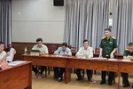 Đại diện Tổng Công ty Đầu tư Phát triển Nhà và Đô thị (Bộ Quốc phòng), chủ đầu tư Khu nhà ở gia đình sĩ quan phát biểu tại buổi họp.