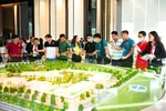 Người dân tham quan phối cảnh một dự án nhà ở