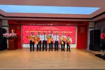 Giám đốc Nguyễn Toàn Thắng cùng phó giám đốc Nguyễn Minh Chánh (thứ ba từ trái sang) trao quyết định cho các cán bộ.