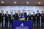 Ông Cao Trần Duy Nam - Phó tổng giám đốc NovaGroup (trái) và GS. TS Mai Thanh Phong - Hiệu trưởng ĐHBK - HCM ký kết thỏa thuận hợp tác chiến lược vào ngày 22/10.