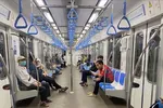 Hành khách đi metro Bến Thành - Suối Tiên. Ảnh: QUỐC HÙNG