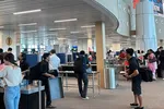 Hành khách tại Nhà ga T3 sân bay Tân Sơn Nhất sáng 30-4. Ảnh: QUỐC HÙNG