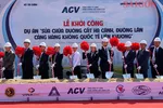 Các đại biểu thực hiện nghi thức khởi công. Ảnh: ĐOÀN KIÊN 