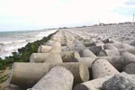 Kè chắn sóng bảo vệ đê biển. Ảnh minh họa
