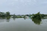 Nước sông Đáy ở Hà Nội đang rút nhưng người dân chưa thể lưu thông qua cầu dân sinh Cù Sơn, nối xã An Khánh và xã Hưng Đạo. Ảnh: PHÚC HẬU