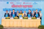 Các đơn vị thực hiện ký kết thành lập Liên minh Thương hiệu Sài Gòn. Ảnh: THANH HÙNG