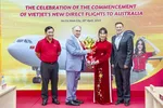 Chủ tịch Nguyễn Thị Phương Thảo, Tổng giám đốc Vietjet Đinh Việt Phương chào mừng Bộ trưởng Don Farrell (thứ hai từ trái sang) và Đại sứ Úc tại Việt Nam Andrew Goledzinowski (ngoài cùng bên phải)