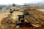 Nhà thầu thi công đoạn tuyến của dự án cao tốc Bắc-Nam phía Đông. Ảnh: TTXVN