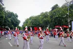 Đoàn nhạc kèn học sinh Trường THCS Võ Thành Trang biểu diễn trên phố đi bộ hồ Hoàn Kiếm