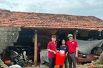 Đại diện Hội chữ thập đỏ trao quà cứu trợ cho người dân vùng bị thiệt hại do bão số 10