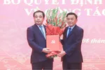 Đồng chí Trần Cẩm Tú trao quyết định của Bộ Chính trị và tặng hoa chúc mừng đồng chí Trần Đức Thắng được Bộ Chính trị phân công, chỉ định giữ chức Bí thư Thành ủy Hà Nội nhiệm kỳ 2025-2030