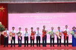 Lãnh đạo Thành ủy Hà Nội trao quyết định về công tác cán bộ tại hội nghị. Ảnh: BẢO CHI