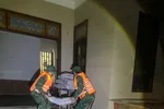 Lực lượng chức năng ở xã Lao Bảo, tỉnh Quảng Trị tổ chức di dời khẩn cấp 397 người dân và nhiều đồ đạc trong đêm