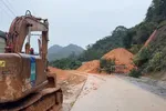 Đường Hồ Chí Minh nhánh Tây qua xã Hướng Phùng, tỉnh Quảng Trị lưu thông trở lại sau khi đơn vị quản lý giải phóng khỏi hiện trường một khối lượng lớn đất đá sạt lở do mưa lũ