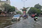 Sáng 19-9, nhiều đoạn trên quốc lộ 32 vẫn chìm trong nước. Ảnh: TIẾN CƯỜNG