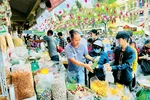Khách tấp nập mua mứt, bánh kẹo, đồ khô các loại tại chợ Bình Tây, quận 6, TPHCM