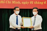 Thường trực Ban Bí Thư Võ Văn Thưởng trao quyết định cho đồng chí Phan Văn Mãi. Ảnh: VIỆT DŨNG