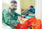 Chiến sĩ Ban Chỉ huy quân sự quận 8, TPHCM chuẩn bị các phần quà tặng người dân khó khăn. Ảnh: HOÀNG HÙNG